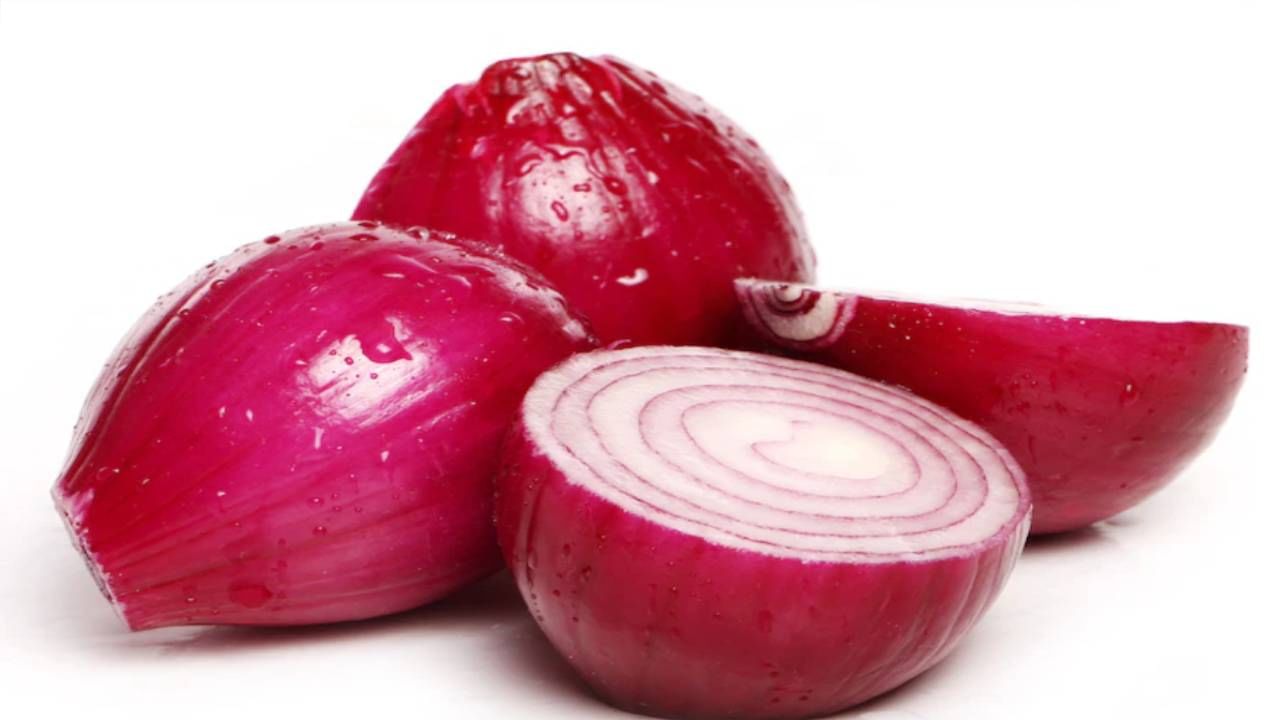 कांद्याचा रस - केस मऊ आणि चमकदार बनवण्यासाठी कांद्याचा रस केसांना लावा. हा रस केस काळे करण्यासाठी देखील उपयुक्त ठरू शकतो. कांदा किसून त्याचा रस पिळून घ्यावा व तो केसांना लावावा. थोड्या वेळाने साध्या पाण्याने केस स्वच्छ धुवावेत.