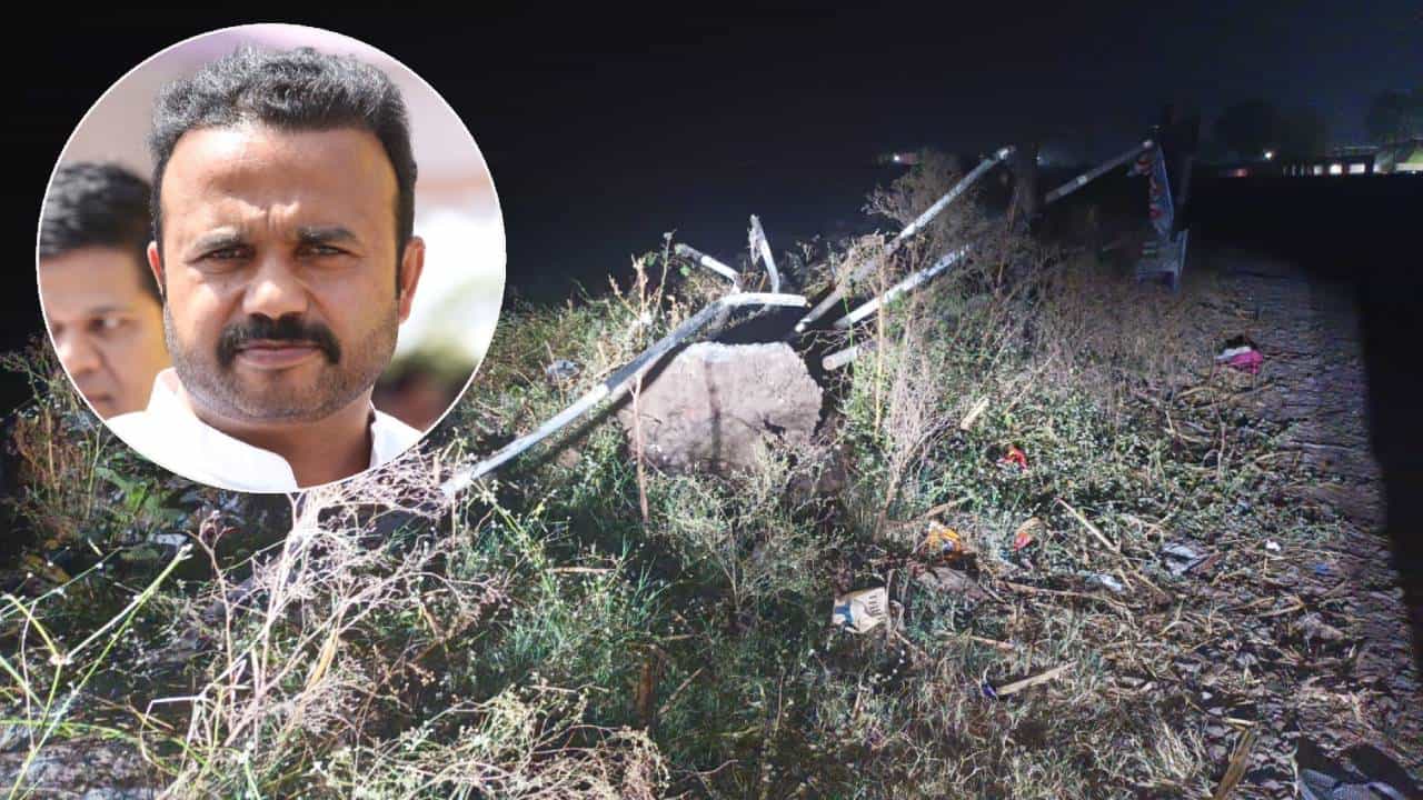 आमदार जयकुमार गोरे अपघातातून थोडक्यात बचावले, कार 30 फूट खोल खड्ड्यात कोसळली; गोरे यांच्यासह चौघांना बारामतीला हलवले