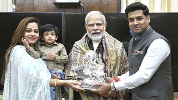 खासदार श्रीकांत शिंदे यांनी पंतप्रधान नरेंद्र मोदी यांची भेट घेतली. यावेळी त्यांच्या पत्नी आणि मुलगा रुद्रांशही सोबत होता.