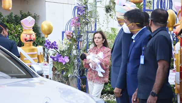 उद्योगपती मुकेश अंबानी यांची लेक ईशा अंबानी हिने 19 नोव्हेंबर रोजी दोन जुळ्या बालकांना जन्म दिला. त्यानंतर आज ती आपल्या मुलांसह मुंबईत परतली.