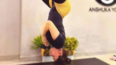 डिलीवरीच्या अवघ्या दीड महिन्यामध्येच कपड्याला उलटे लटकून हा खास योगा करताना दिसली आलिया भट्ट