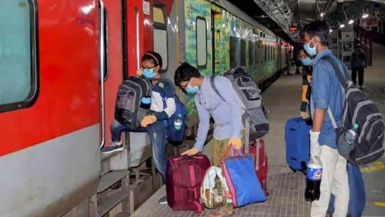 Railway Rules : रेल्वे प्रवासात रात्री 10 नंतर तिकीट तपासता येते का? काय सांगतो नियम..