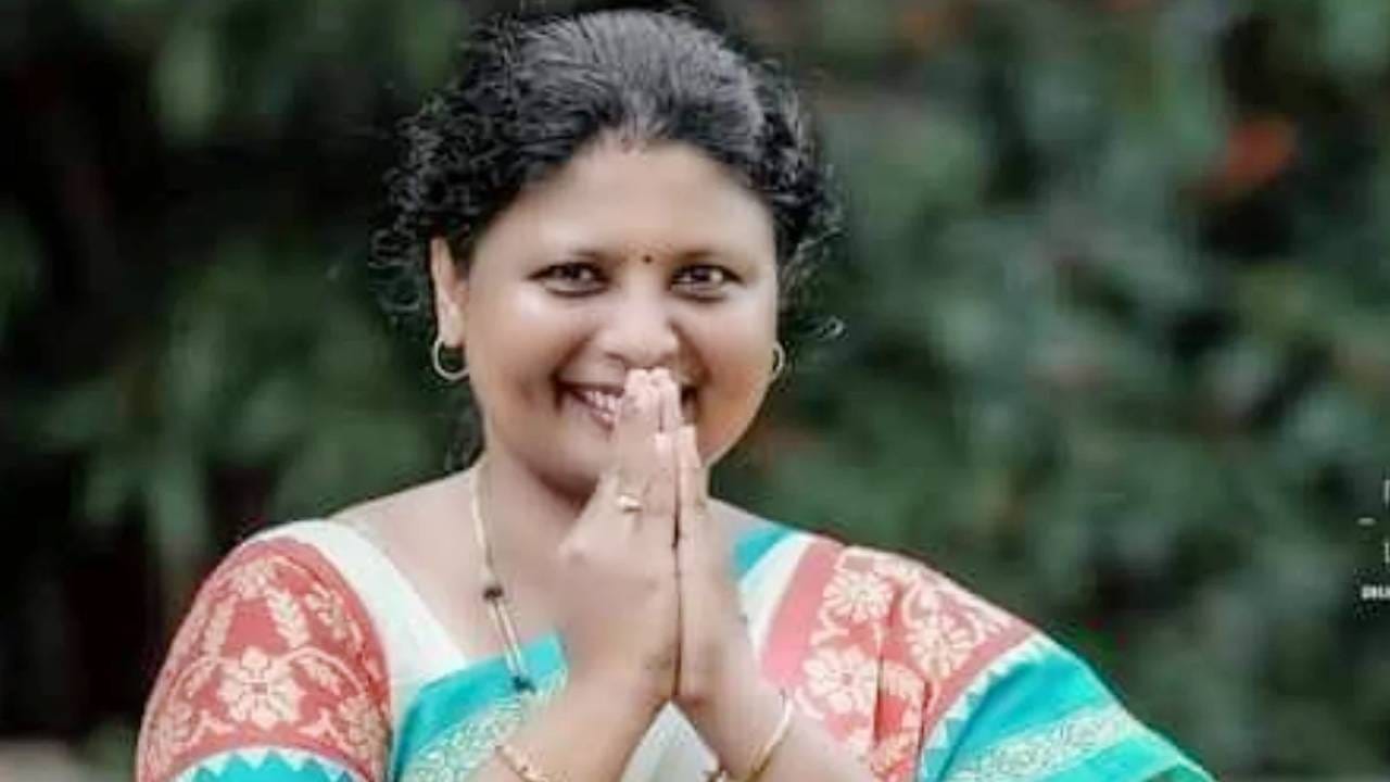 सुषमाताई तुमची मांडणी योग्य दिशेने... तुम्हाला ते धमकावून... सुषमा अंधारे यांच्यापाठी सेवानिवृत्त पोलीस अधिकारी; पोस्ट व्हायरल! सुषमाताई तुमची मांडणी योग्य दिशेने... तुम्हाला ते धमकावून... सुषमा अंधारे यांच्यापाठी सेवानिवृत्त पोलीस अधिकारी; पोस्ट व्हायरल!