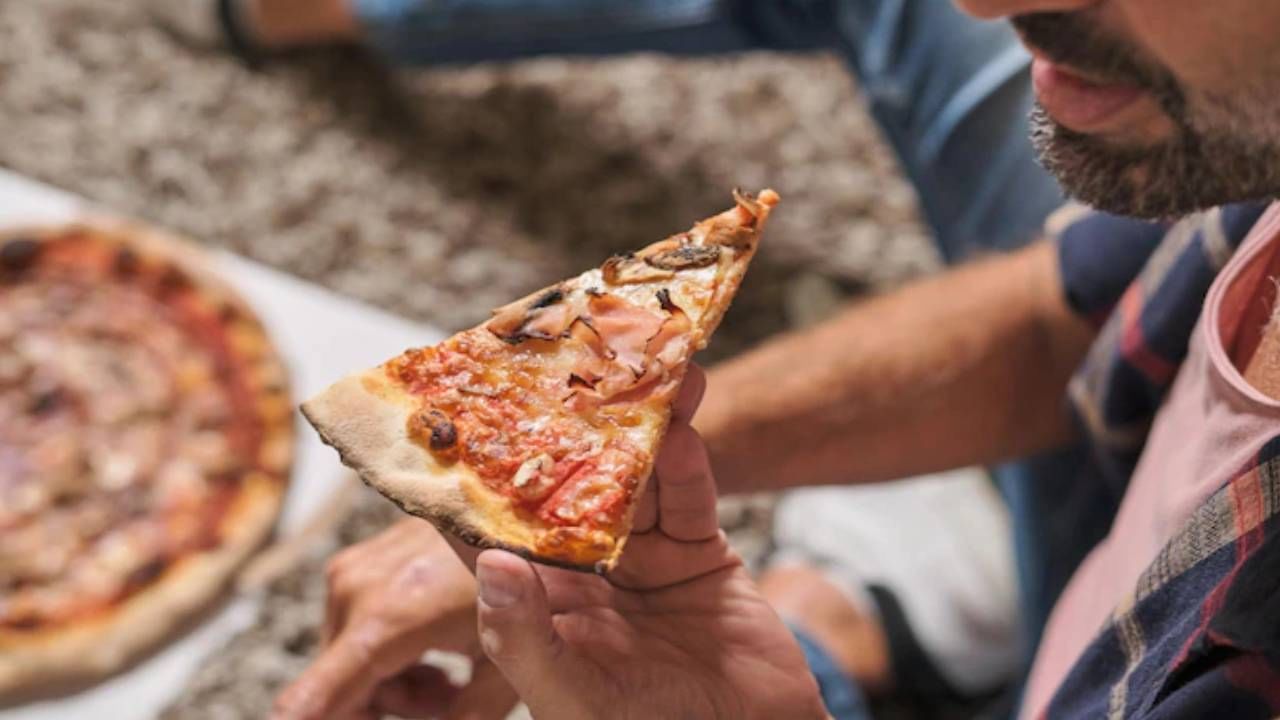 Pizza Side Effects तुम्हालाही आवडतो का पिझ्झा ? जपून करा सेवन, 'या