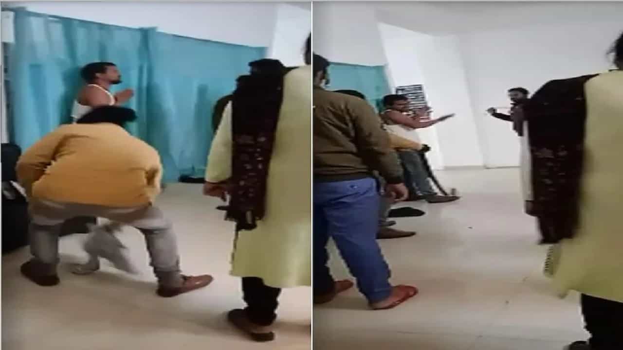 Uttar Pradesh : रुग्णालयात महिलेची तरुणाला बेल्ट-स्टिकने मारहाण, व्हिडीओ व्हायरल होताचं सगळे हादरले