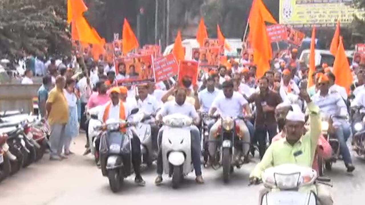 महाराष्ट्र-कर्नाटक सीमाप्रश्न मागच्या काही दिवसांपासून चिघळलेला आहे. यासाठी महाराष्ट्र एकीकरण समितीच्या वतीने कोल्हापुरात रॅली काढण्यात आली आहे.
