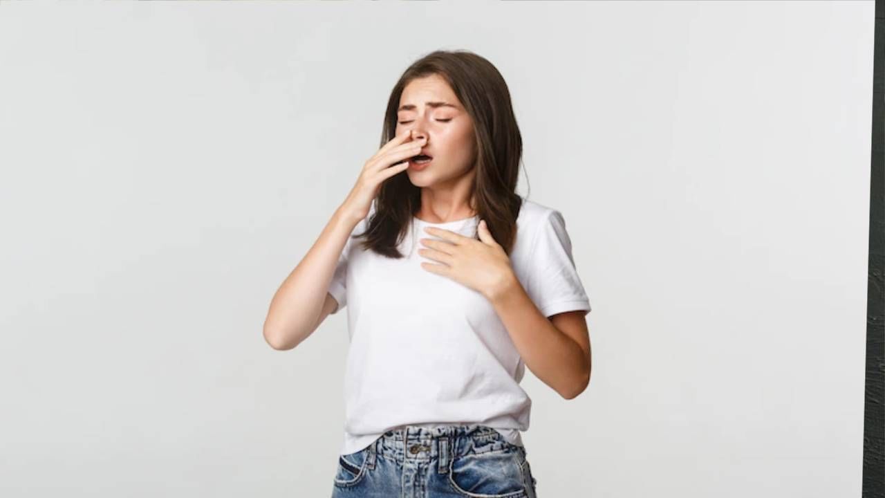 Home Remedies for Sneezing: सतत येणाऱ्या शिंकांमुळे त्रासलात ?  हे घरगुती उपाय करून पहा