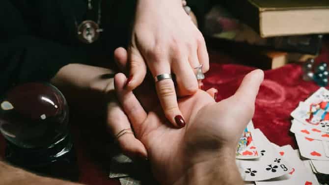 Palmistry: भाग्यशाली लाेकांच्या अंगठ्यावर असते हे चिन्ह, राजेशाही थाटात जगतात जिवन