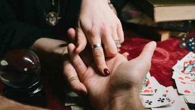 Palmistry: भाग्यशाली लाेकांच्या अंगठ्यावर असते हे चिन्ह, राजेशाही थाटात जगतात जिवन