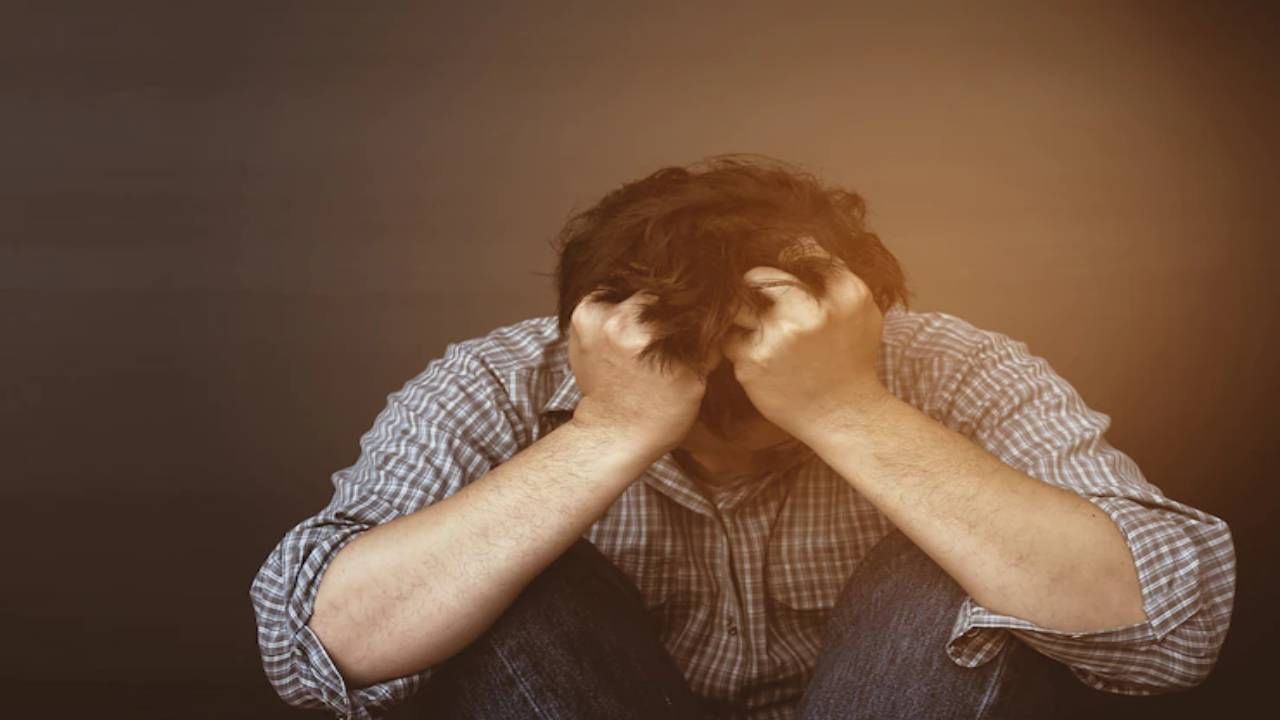 Depression in Men: स्त्रियांपेक्षा वेगळे असते पुरुषांचे नैराश्य , दिसतात ही लक्षणे