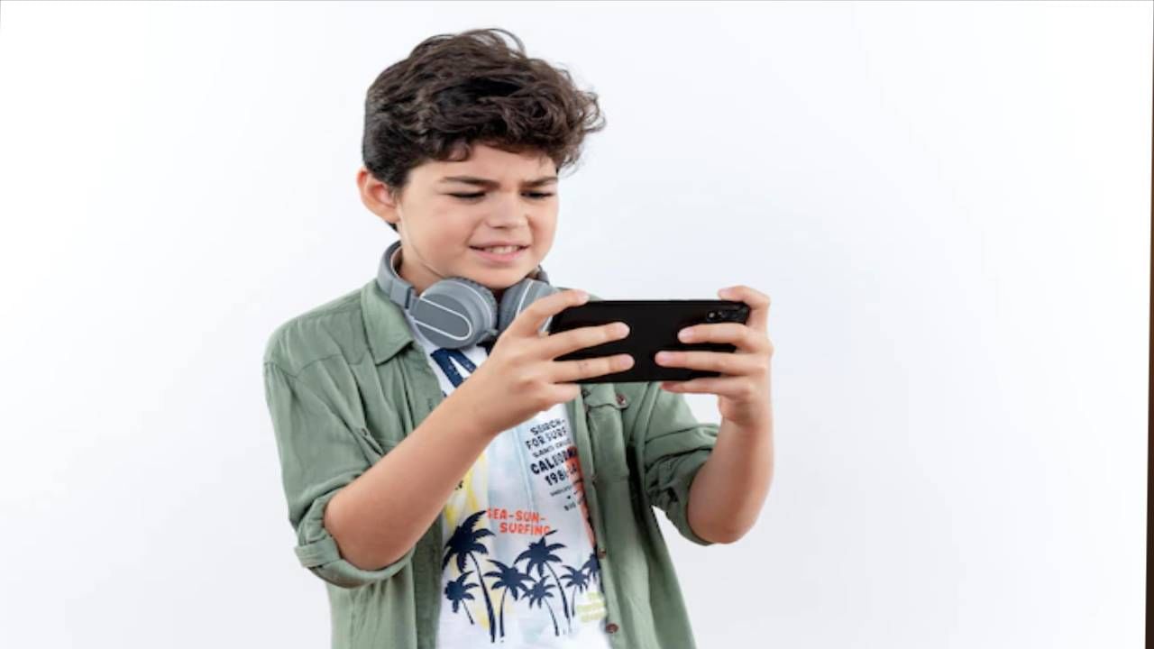 मोबाईलच्या वेडापायी मुलांचं वागणं होतंय धोकादायक , अशी सोडवा सवय