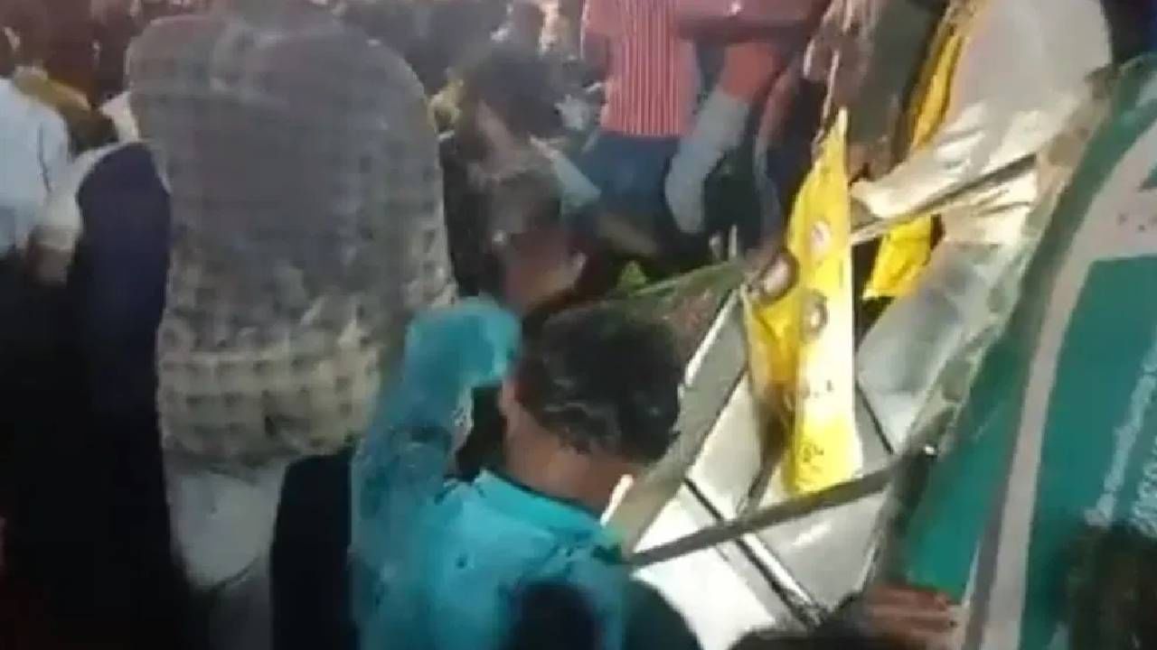 आंध्र प्रदेशमध्ये 'या' बड्या नेत्याच्या सभेत राडा; कार्यकर्ते आपापसत भिडले, नंतर चेंगराचेंगरीत 7 जणांचा झाला जागीच मृ्त्यू