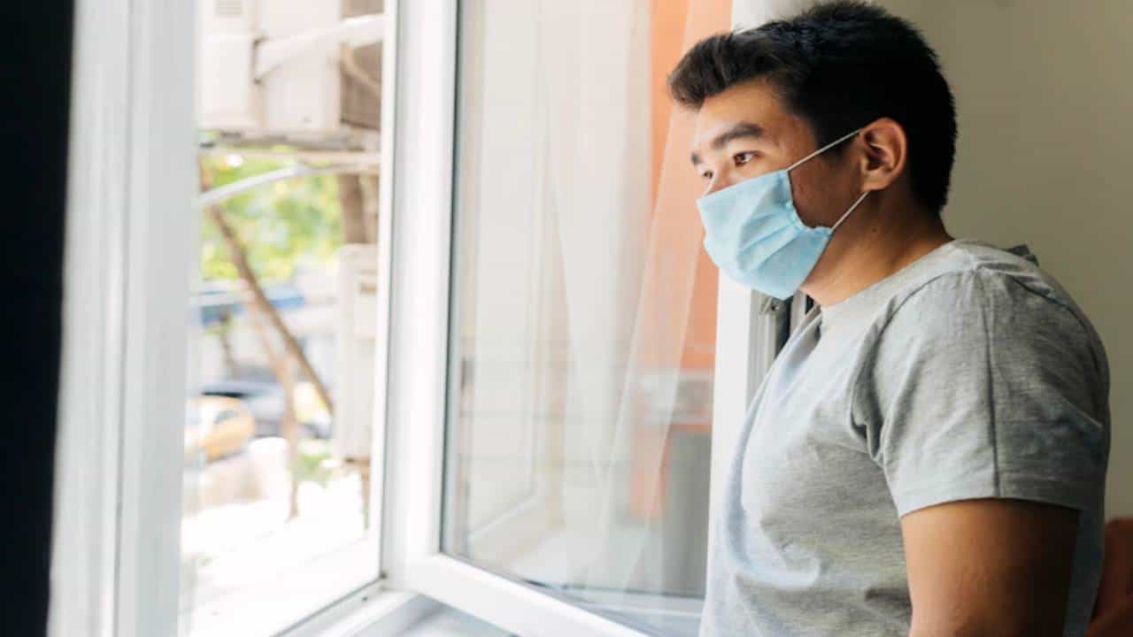 कोरोनाच्या भीतीने मानसिक आरोग्य होऊ शकते खराब, तज्ज्ञांकडून जाणून घ्या बचावाचे उपाय