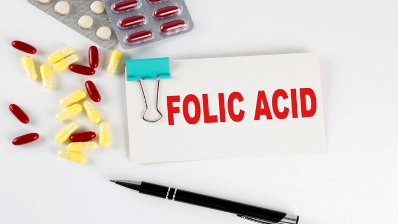 Folic Acid Deficiency: शरीरातील फॉलिक ॲसिडच्या कमतरतेमुळे दिसू शकतात ही लक्षणे