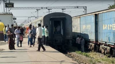 अखंड रेल्वेचे दोन भाग झाले, कपलिंग बेरिंग तुटली आणि जे काही समोर आलं ते पाहून धक्काच बसेल