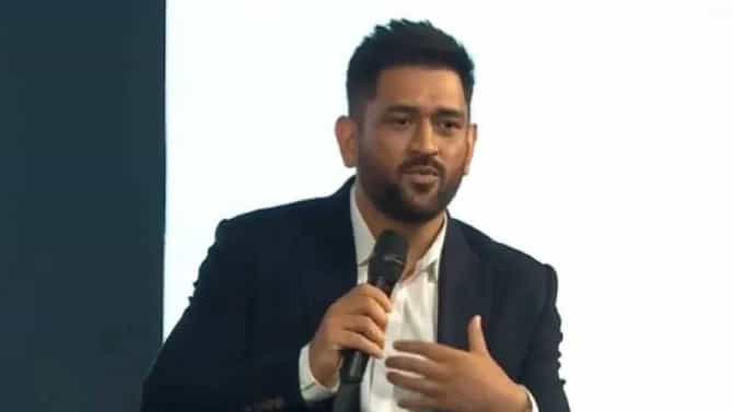 MS Dhoni ने मोलाची गोष्ट सांगताच सभागृहात टाळ्यांचा एकच कडकडाट, पहा VIDEO