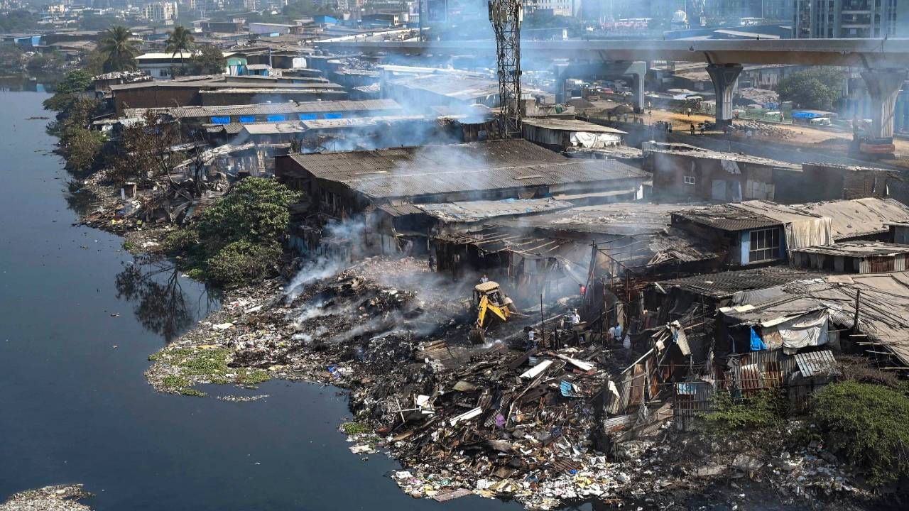 मुंबईतील कुर्ला परिसरात भंगार साहित्य आणि वाहनांचे सुटे भाग ठेवलेल्या सुमारे 20 दुकानांना रोजी आग लागली. 