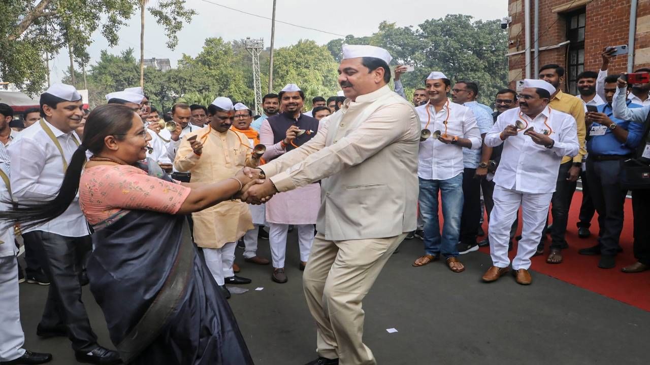 विधानसभेच्या हिवाळी अधिवेशनादरम्यान महाराष्ट्र सरकारच्या विरोधात महाविकास आघाडीच्या आमदारांनी विधानभवनाच्या परिसरात निदर्शन केले.