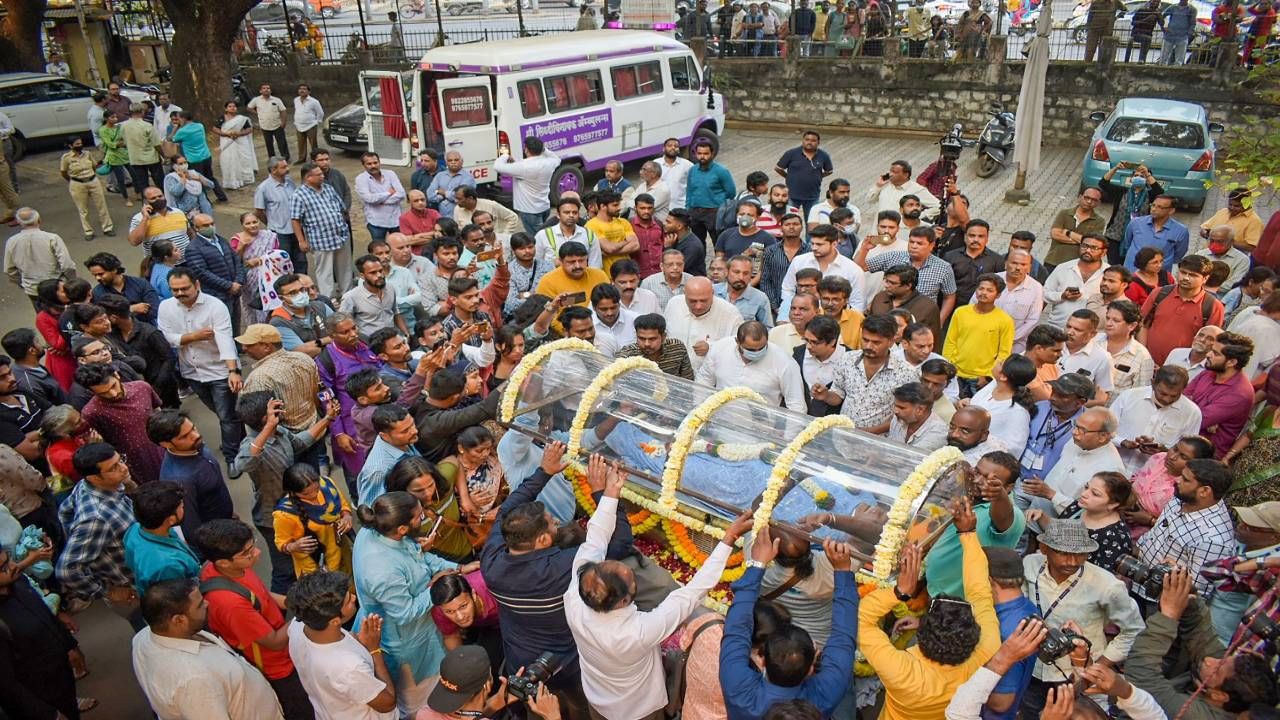 या वर्षातील शेवटच्या महिन्यातील महत्वाच्या घडामोडी पहा. ज्येष्ठ अभिनेते विक्रम गोखले यांचे पार्थिव पुण्यातील बाल गंधर्व रंगमंदिर येथे अंत्यदर्शनासाठी ठेवण्यात आले.