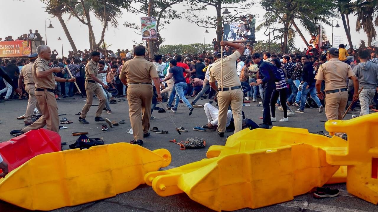 अभिनेता सलमान खानच्या वाढदिवसानिमित्त मुंबईतील त्याच्या घराबाहेर जमलेल्या चाहत्यांवर पोलिसांनी लाठीचार्ज केला.