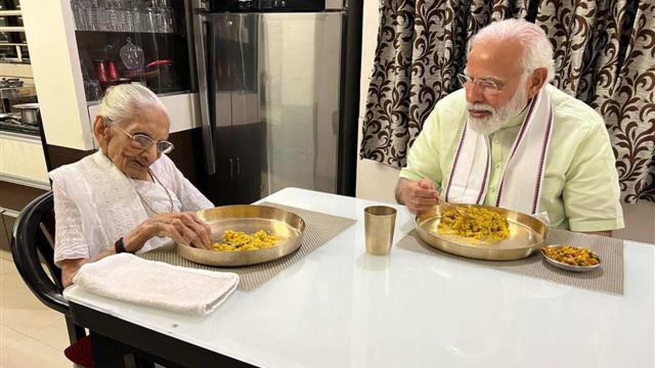 आई हीराबेन यांच्यासोबत जेवणाचा आस्वाद घेताना नरेंद्र मोदी...