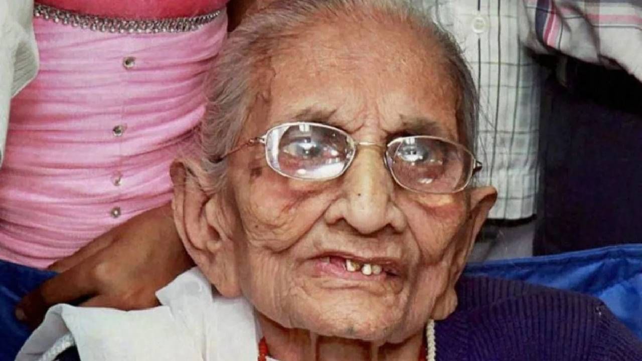 PM Modi Mother passes away LIVE : पंतप्रधान नरेंद्र मोदी यांना मातृशोक, राजकीय वर्तुळातून हीराबेन यांना श्रद्धांजली