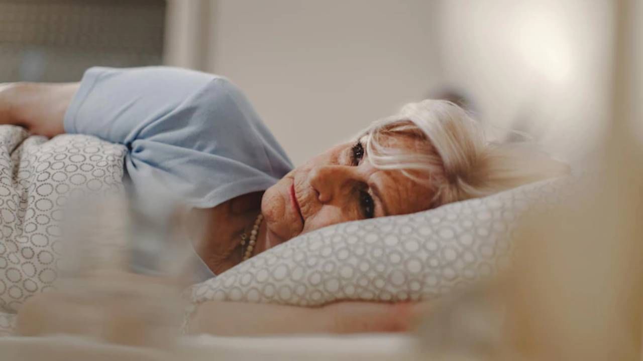 वाढतं वय - वाढत्या वयानुसार लोकांना झोपेशी संबंधित समस्या उद्भवू लागतात. वाढत्या वयानुसार अल्झायमरसारखे आजार वाढू लागतात. त्याच वेळी, जुनाट आजारांमुळे वेदना होणे आणि अस्वस्थ वाटणे यामुळेही झोपेवर परिणाम होऊ शकतो.