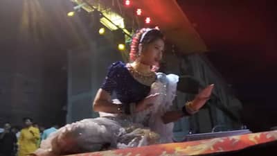 गौतमी पाटील नावाचं वादळ घोंघावलं, नुसती गर्दी नव्हे, तुफ्फान गर्दी; बॅरेकेटिंग तोडले, खुर्च्या मोडल्या; हे कुठे घडलंय?