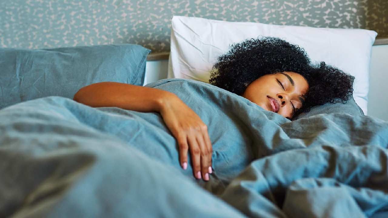 लवकर झोपणे, ही बाब आपल्या आरोग्यासाठी अत्यंत गरजेची बाब आहे. त्यामुळे यंदाच्या नवीन वर्षाचा संकल्पात लवकर झोपण्याच्या सवयीचा समावेश करा. 