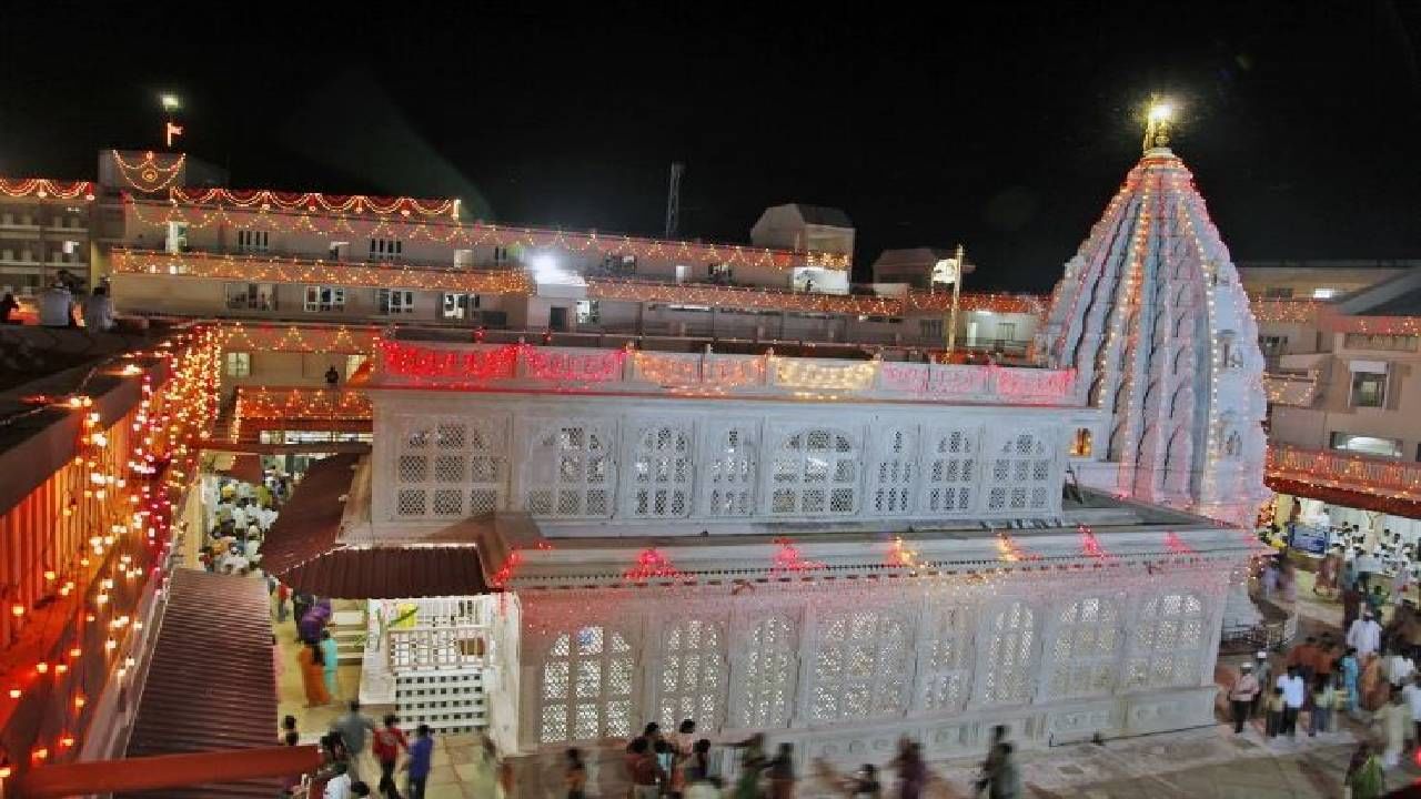 New Year 2023: नववर्षाच्या स्वागतासाठी शेगावात भाविकांची गर्दी, दर्शनाच्या वेळेत केला बदल New Year 2023: नववर्षाच्या स्वागतासाठी शेगावात भाविकांची गर्दी, दर्शनाच्या वेळेत केला बदल