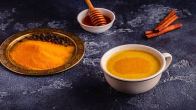 Turmeric Coffee: हळदीच्या कॉफीमुळे आरोग्याला होणारे हे फायदे माहीत आहेत का ? अशी बनवतात ही कॉफी