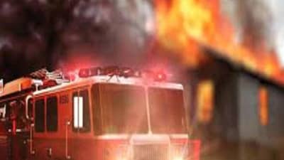 नव्या वर्षाच्या पहिल्याच दिवशी मोठी दुर्घटना; नर्सिंग होमला भीषण आग, दोघांचा होरपळून मृत्यू, अनेकजण अडकले