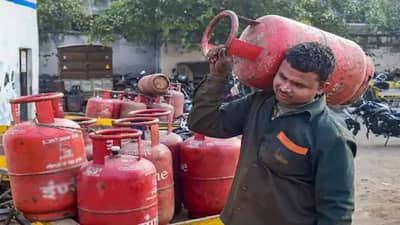 LPG Cylinder Price : नव्या वर्षाच्या पहिल्याच दिवशी ग्राहक गॅसवर, LPG सिलिंडर महागले; जाणून घ्या पटापट दर