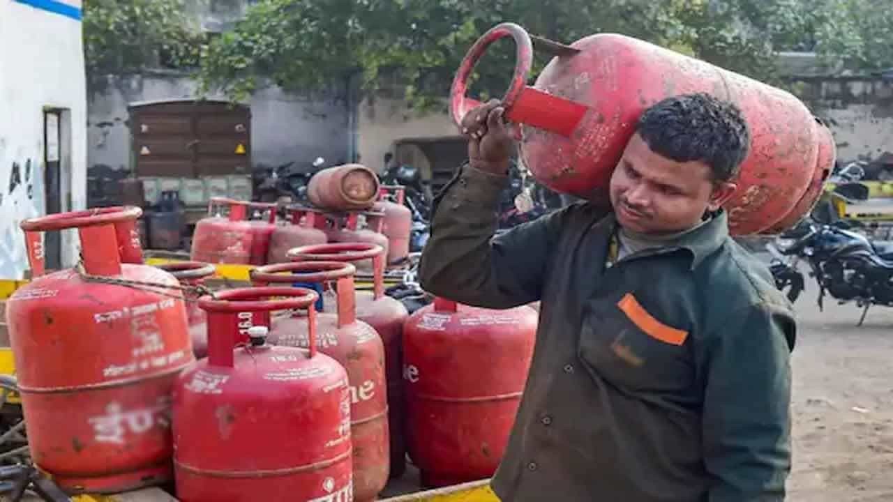 LPG Cylinder Price : नव्या वर्षाच्या पहिल्याच दिवशी ग्राहक गॅसवर, LPG सिलिंडर महागले; जाणून घ्या पटापट दर