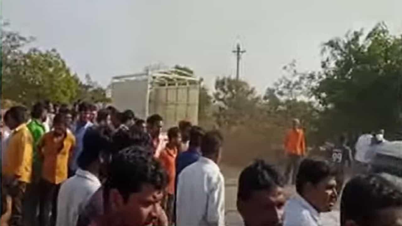 सोलापुरात मोठी दुर्घटना, फटाक्यांच्या कारखान्यात स्फोट, अनेकांचा मृत्यू झाल्याची भीती, बार्शी तालुक्यात खळबळ