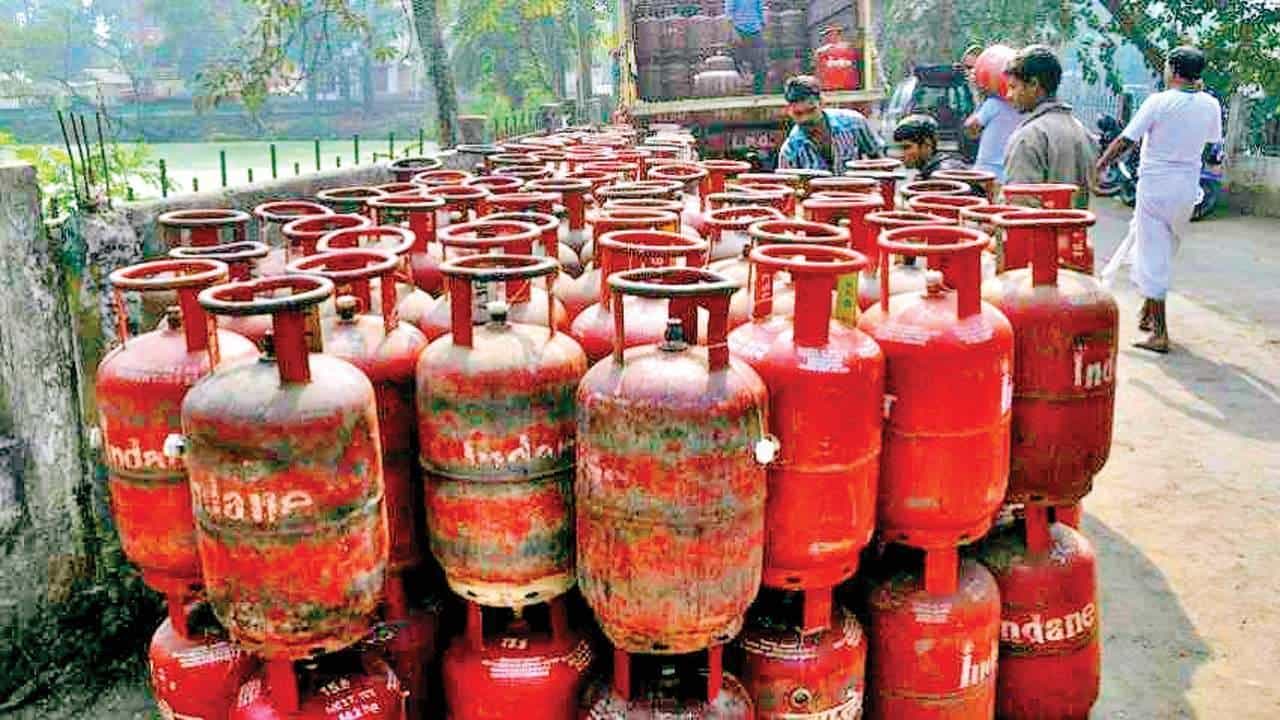 LPG Price Hike : नवीन वर्षात गॅस दरवाढीची भेट! इतक्या रुपयांची झाली वाढ, नवीन भाव जाणून घ्या