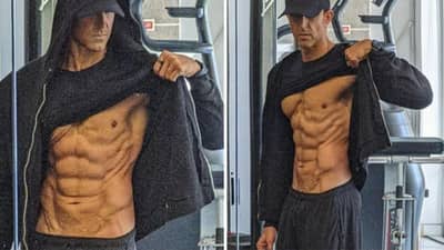 Hrithik Roshan: नवीन वर्षात हृतिक रोशनने पोस्ट केले थक्क करणारे फोटो; 48 व्या वर्षी फिटनेस पाहून चाहते हैराण!