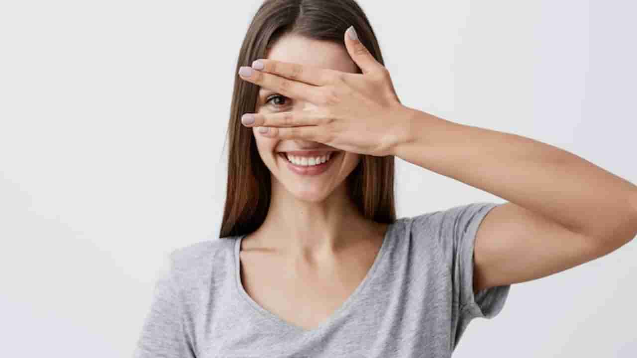 Common Eye Mistakes: सावधान ! तुमच्या या चुकांमुळे डोळे होत आहेत खराब
