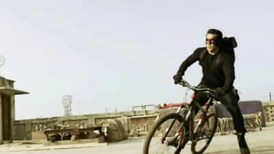 जबलपूरहून सायकल चालवत पोहोचला भाईजानच्या भेटीला; सलमान खानने केलं असं स्वागत!