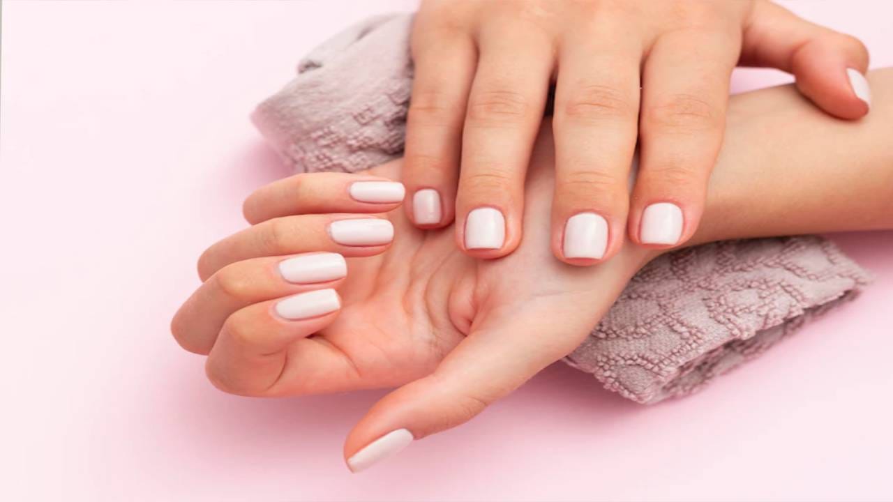 Nail Care Tips हिवाळ्यात वारंवार तुटतात नखं ? 'या' सोप्या टिप्स वापरून