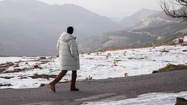 हिवाळ्यात बरेच लोक कुटुंबासोबत किंवा मित्रांसोबत बाहेर फिरायला जायचा प्लॅन करतात. मात्र या ऋतूमध्ये बाहेर फिरताना , निसर्गाचा आनंद लुटताना स्वत:ची काळजी घेणेही तितकेच महत्वाचे ठरते अन्यथा आजारी पडून संपूर्ण ट्रीप खराब होऊ शकते. त्यामुळे बाहेर फिरायला जाल तर आधी स्वत:ची नीट काळजी घ्या, त्यासाठी काही गोष्टींकडे विशेष लक्ष द्यावे व या टिप्स फॉलो करा.