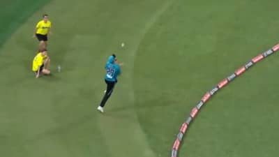 Video: क्रिकेटच्या इतिहासात पहिल्यांदा फिल्डरने पकडली असंभव कॅच, अशा कॅचचा स्वप्नातही विचार नसेल झाला
