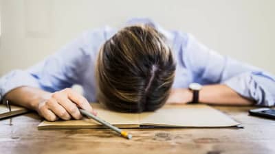 रात्रभर झोपल्यानंतरही दिवसा झोप येते? या मागचे नेमके कारण माहितेयं का?