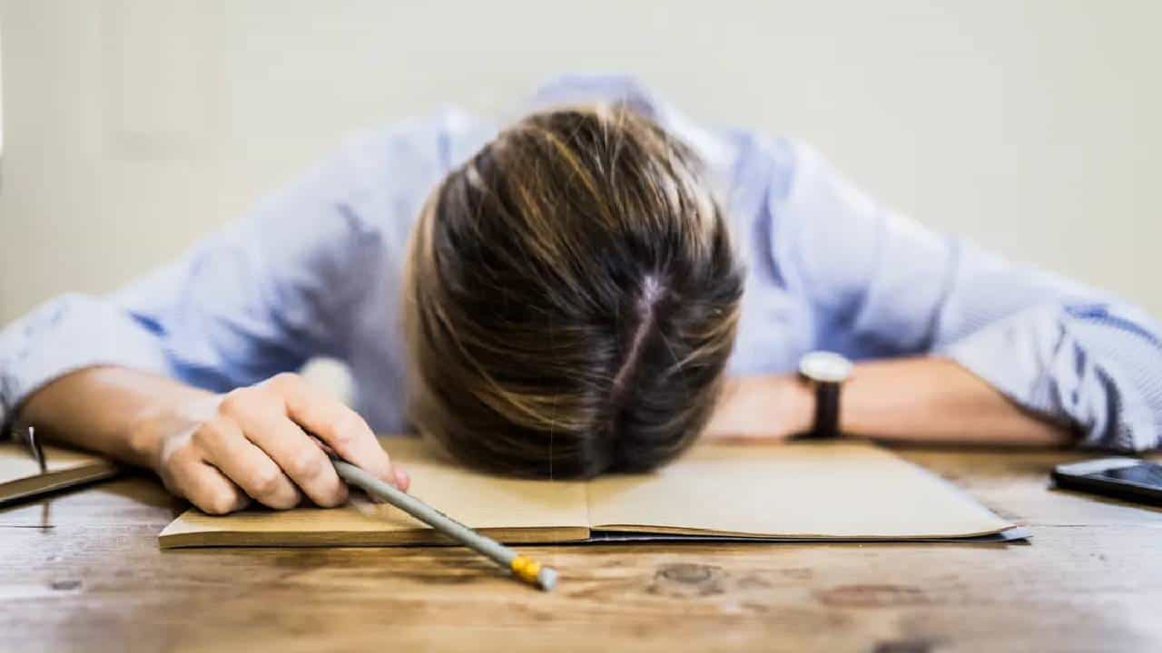 रात्रभर झोपल्यानंतरही दिवसा झोप येते? या मागचे नेमके कारण माहितेयं का?