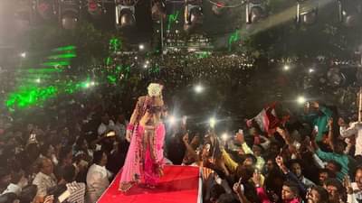 गौतमी पाटीलने त्या मुलाला नाचता नाचता असं उचलून घेतलं, तो नशिबवान ...