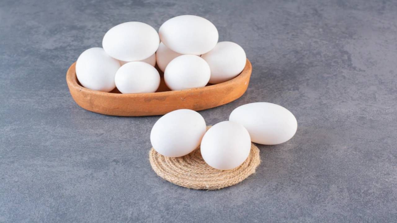 अंडी - अंडं हाही प्रोटीनचा उत्तम स्त्रोत मानला जातो. सकाळी अंशपोटी यांचे सेवन केल्याने मेटाबॉलिज्मचा वेग वाढतो. यामुळे केवळ शरीरात उर्जा मिळत नाही तर वजनही वेगाने कमी होण्यास मदत होते.