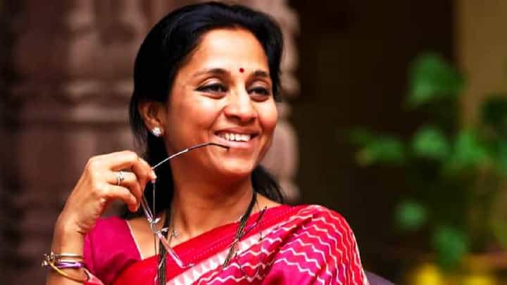 दुनिया है मेरे पीछे, लेकिन मैं तेरे पीछे; जेव्हा सुप्रिया सुळे गाणं गातात... दुनिया है मेरे पीछे, लेकिन मैं तेरे पीछे; जेव्हा सुप्रिया सुळे गाणं गातात...
