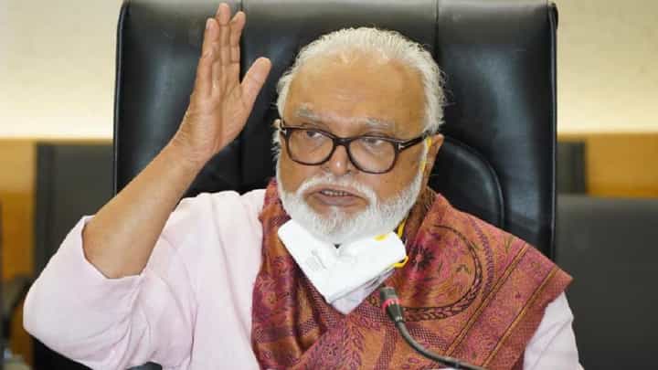शेतकऱ्यांचा आयुष्याचा बेरंग मात्र नेते रंग उधळत होते, छगन भुजबळ भडकले; काय केली गंभीर टीका शेतकऱ्यांचा आयुष्याचा बेरंग मात्र नेते रंग उधळत होते, छगन भुजबळ भडकले; काय केली गंभीर टीका