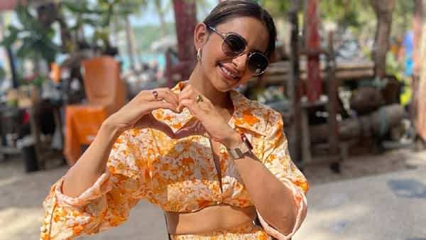 रकुल प्रीत सिंह हिने अत्यंत कमी वेळामध्ये बाॅलिवूडसह साऊथमध्ये ही स्वत: ची एक खास ओळख नक्कीच निर्माण केलीये. रकुल तिच्या बोल्ड लूकसाठी ओळखली जाते.
