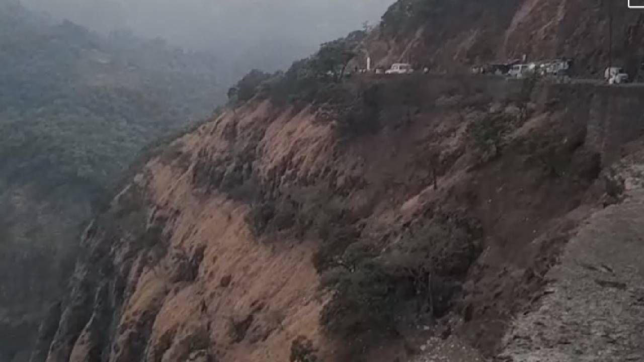 सेल्फीचा मोह महागात पडला, वरंधा घाटात एक व्यक्ती दरीत पडला सेल्फीचा मोह महागात पडला, वरंधा घाटात एक व्यक्ती दरीत पडला
